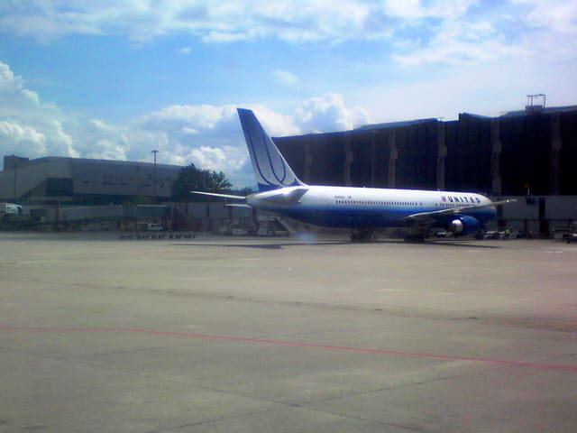N647UA - Twin-engine aircraft