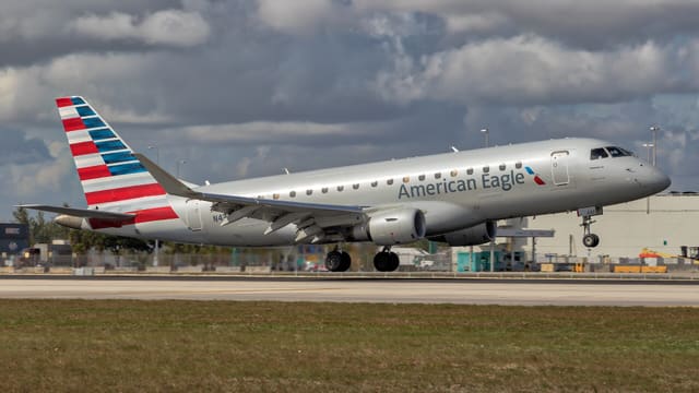 N432YX - Embraer