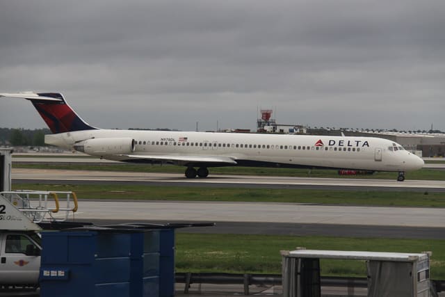 N978DL - Twin-engine aircraft