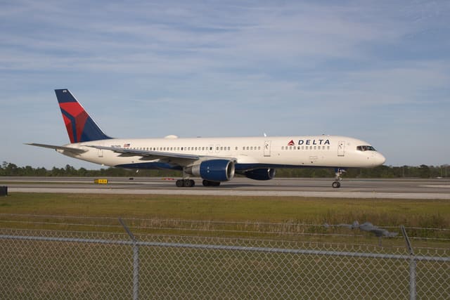 N676DL - Twin-engine aircraft