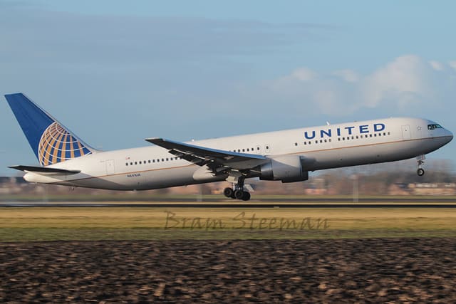 N641UA - Twin-engine aircraft