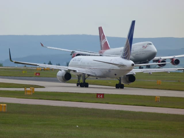 N29124 - Twin-engine aircraft