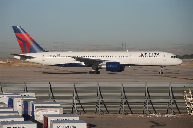N647DL - Twin-engine aircraft
