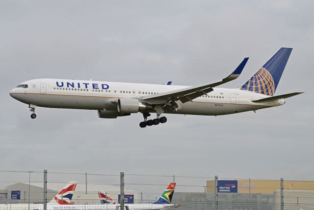 N677UA - Boeing