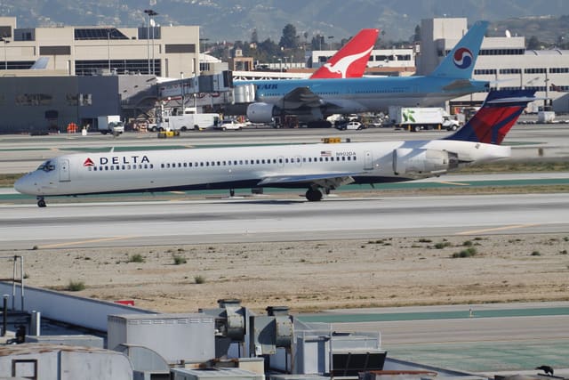 N902DA - Douglas