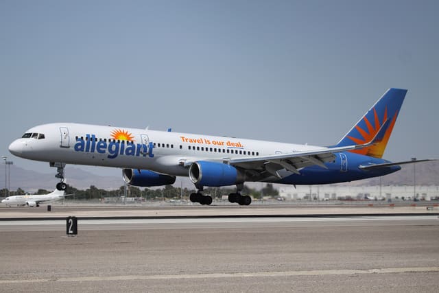 N902NV - Twin-engine aircraft