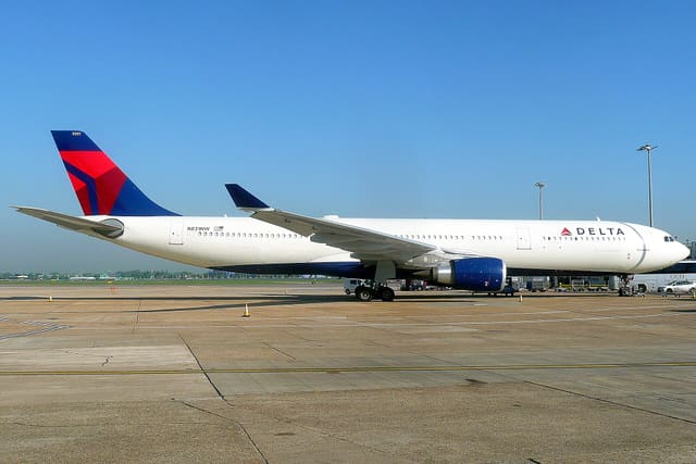 N831NW - Twin-engine aircraft