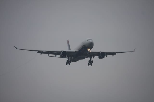 N285AY - Twin-engine aircraft