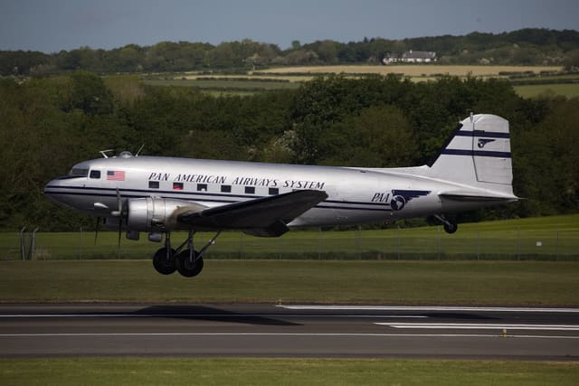 N877MG - Douglas