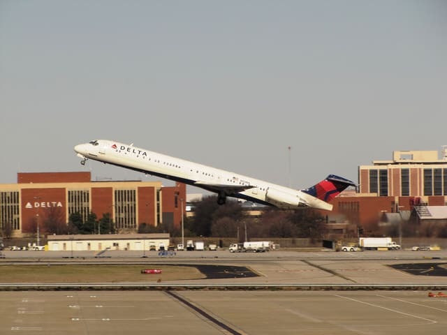 N938DL - Twin-engine aircraft