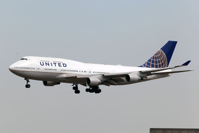 N104UA - Boeing