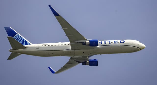 N642UA - Twin-engine aircraft