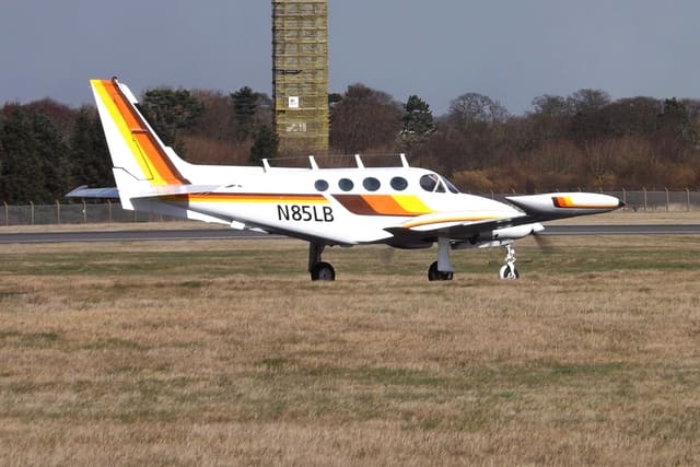 N85LB - Twin-engine aircraft