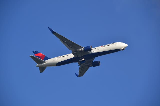 N394DL - Twin-engine aircraft
