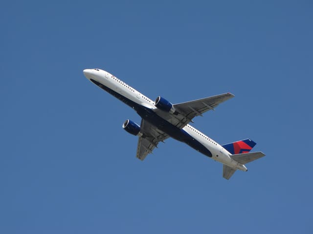 N6702 - Twin-engine aircraft