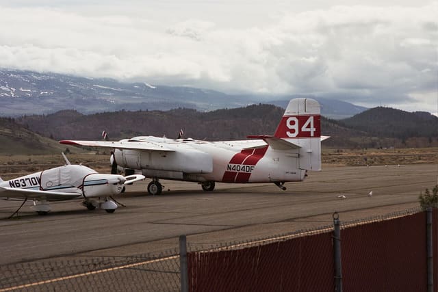 N404DF - Twin-engine aircraft