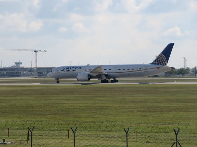 N38950 - Twin-engine aircraft