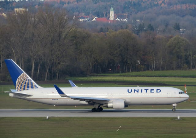 N642UA - Twin-engine aircraft
