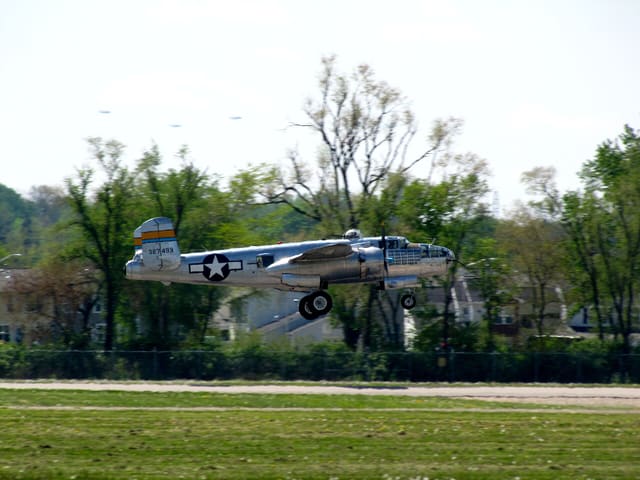 N27493 - Twin-engine aircraft