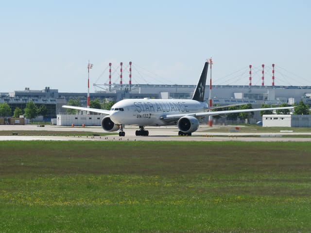 N76021 - Twin-engine aircraft