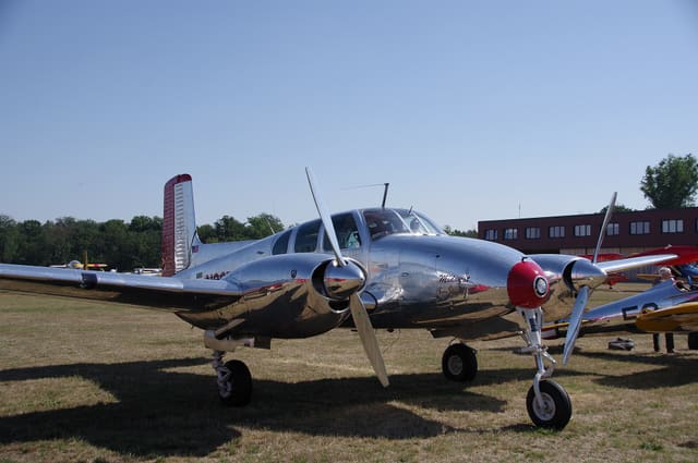 N3670B - Twin-engine aircraft