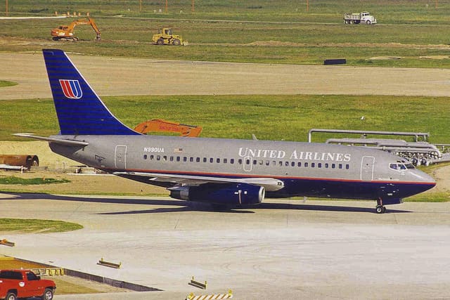 N990UA - Twin-engine aircraft