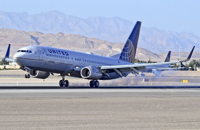 N77525 - Twin-engine aircraft