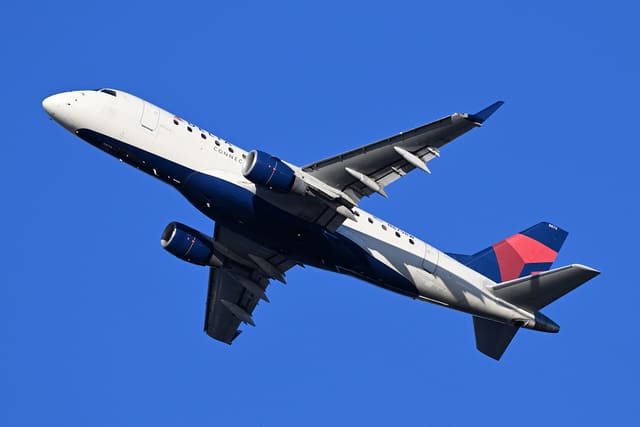 N879RW - Embraer