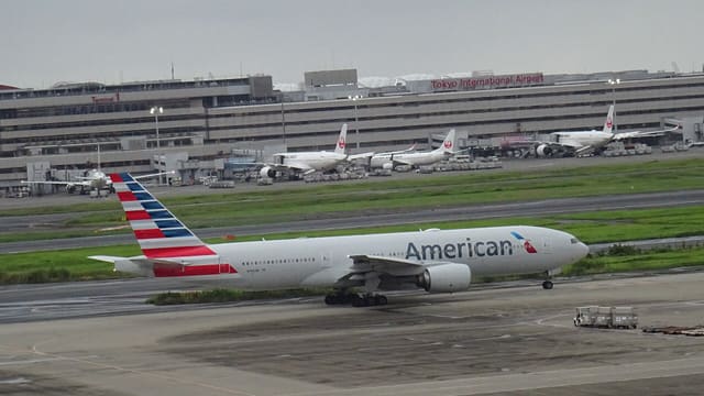 N786AN - Twin-engine aircraft