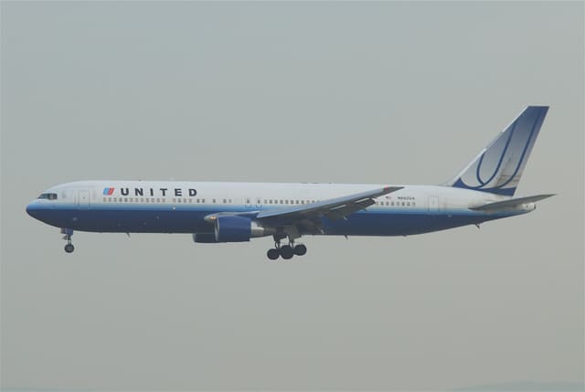 N662UA - Twin-engine aircraft