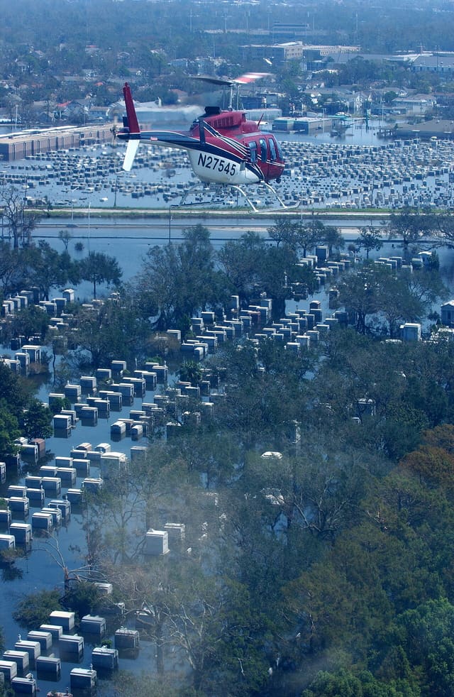 N27545 - Helicopter