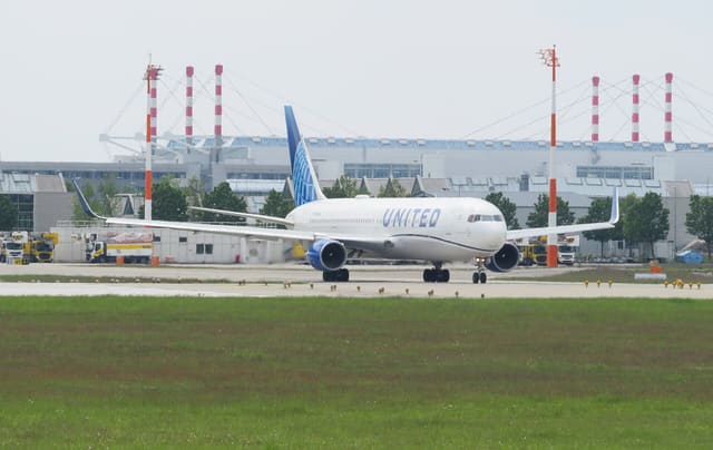 N659UA - Twin-engine aircraft