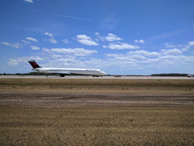 N906DL - Douglas