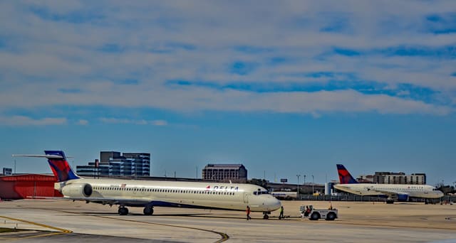 N909DA - Douglas