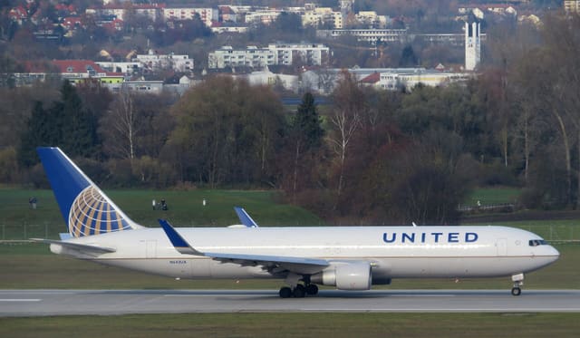 N642UA - Twin-engine aircraft