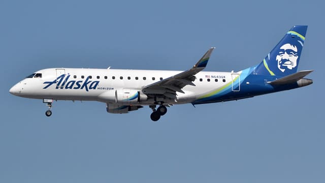 N643QX - Twin-engine aircraft