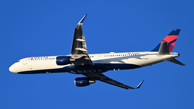N348DN - Twin-engine aircraft