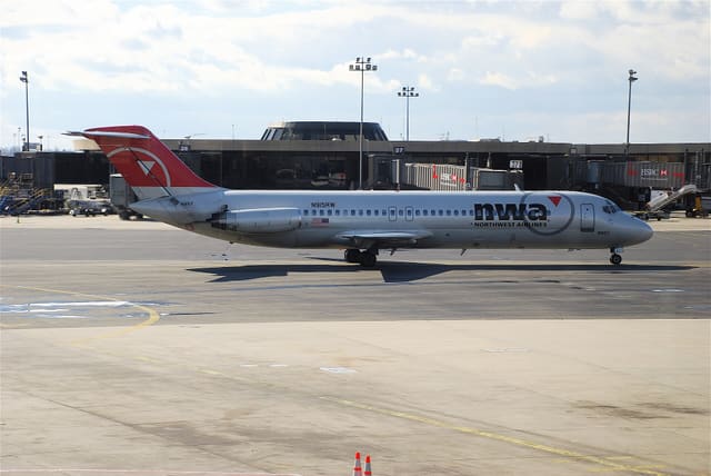 N915RW - Twin-engine aircraft