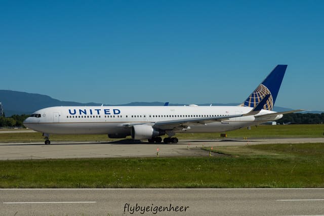 N666UA - Twin-engine aircraft