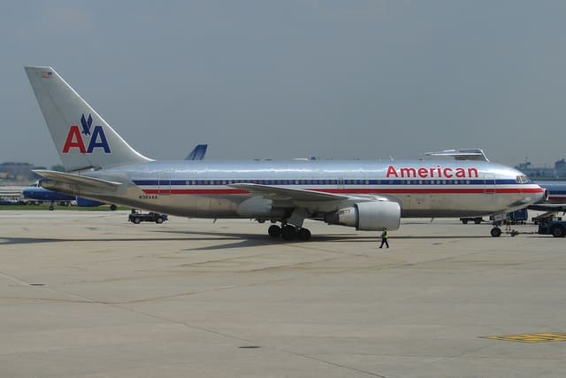N324AA - Twin-engine aircraft