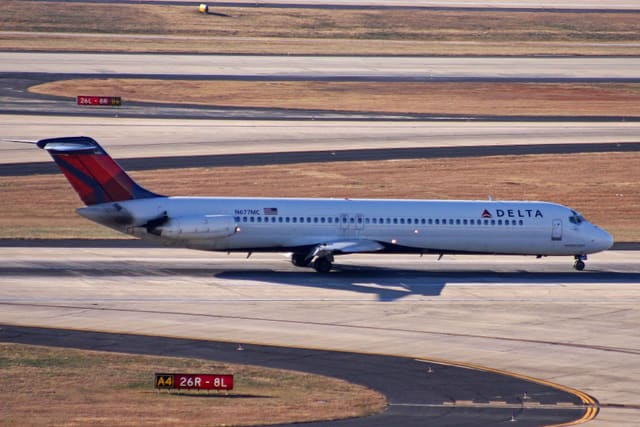 N677MC - Douglas