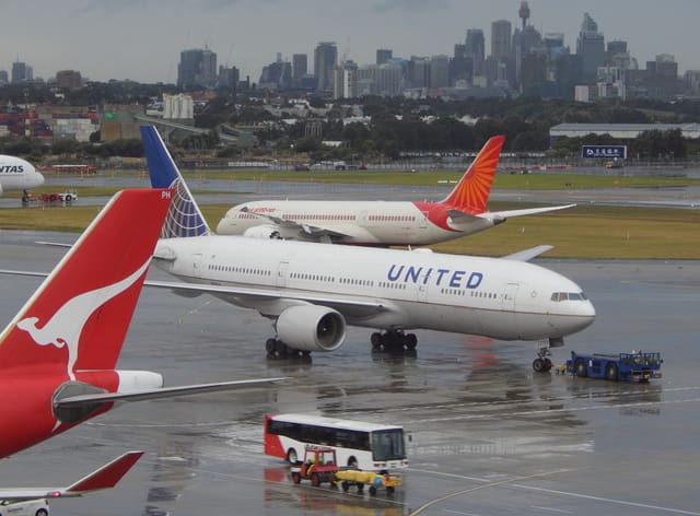 N793UA - Twin-engine aircraft