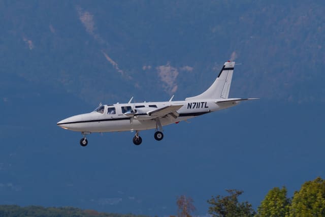N711TL - Twin-engine aircraft