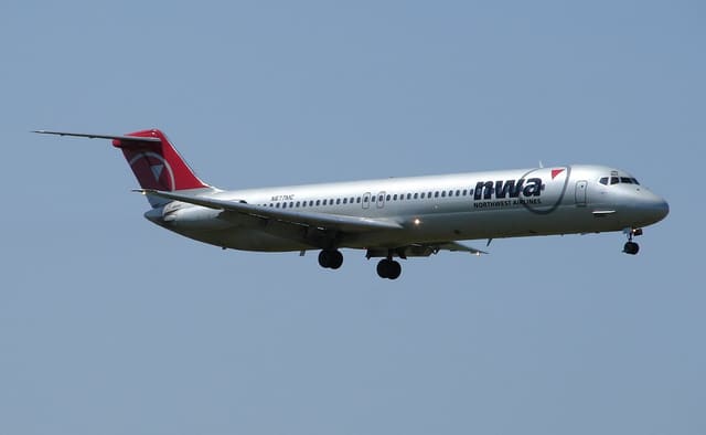 N677MC - Douglas