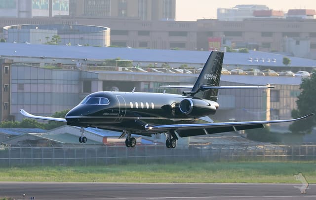 N996UA - Business jet