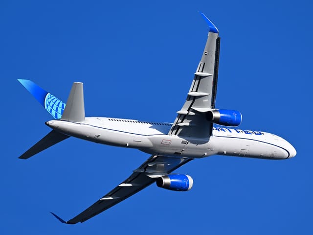 N18112 - Twin-engine aircraft