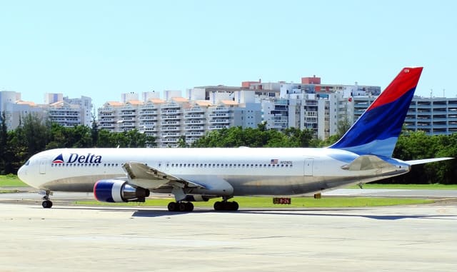 N129DL - Twin-engine aircraft