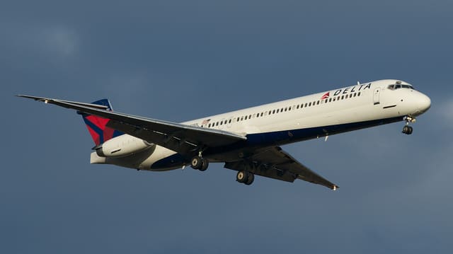 N913DL - Twin-engine aircraft