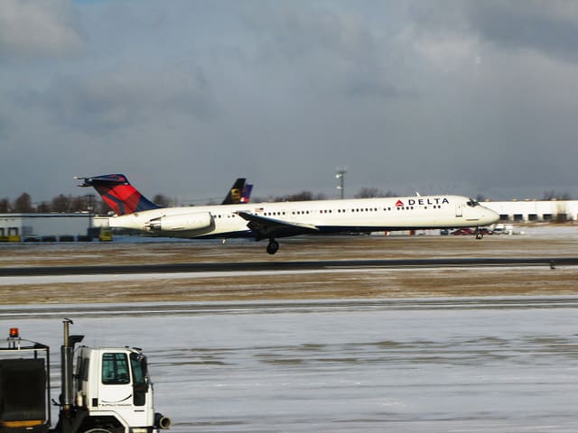 N959DL - Twin-engine aircraft