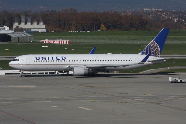 N669UA - Twin-engine aircraft